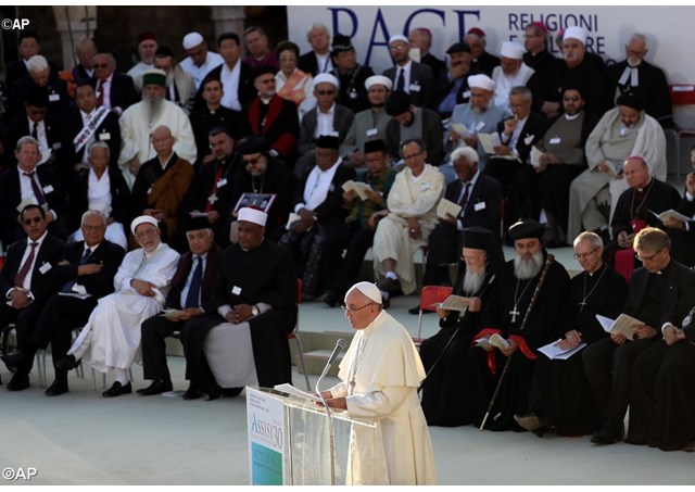 Paus Fransiskus bersama Para Pemimpin Agama dari seluruh dunia pada pertemuan di Assisi September yang lalu, FOTO: it.radiovaticana.va