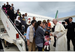 Paus Fransiskus menyambut Imigran Muslim dari Siria pada 2015 yang lalu, FOTO: it.radiovaticana.va