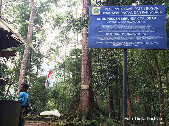 Selain plang bertuliskan Situs Calobak dan peraturan, tidak ada informasi apapun tentang situs ini