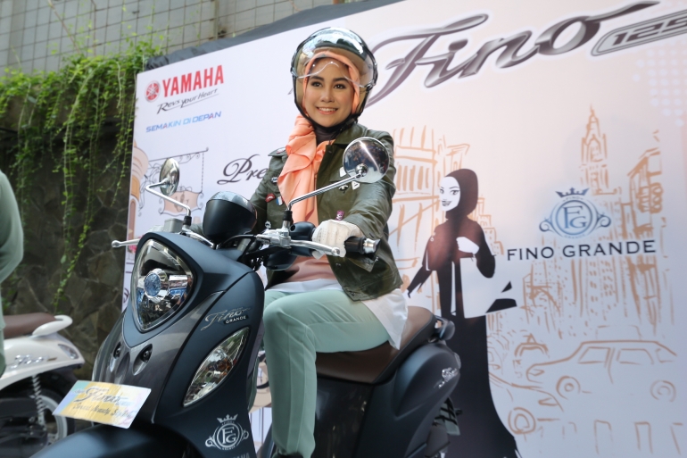 Annisa Rahma menaiki Yamaha Fino Grande | Sumber: Yamaha