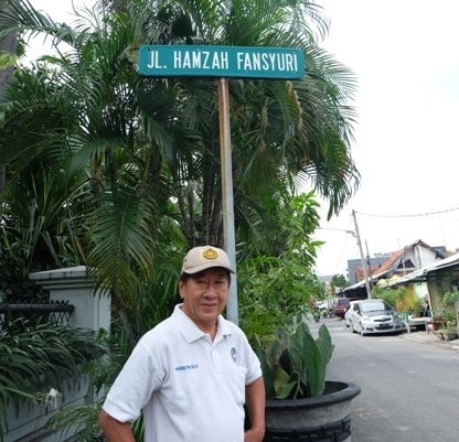 Andi Slamet di ujung Jl. Hamzah Fansuri Surabaya