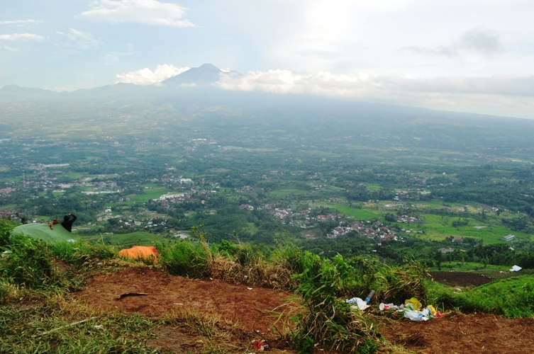 Sampah di beberapa sudut petak camping (Dok. Yani)