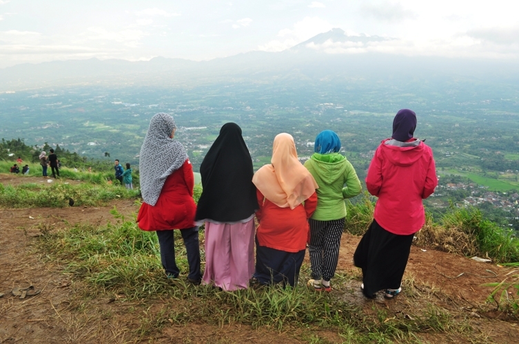 Menikmati Bukit Alesano di sore hari (Dok. Yani)