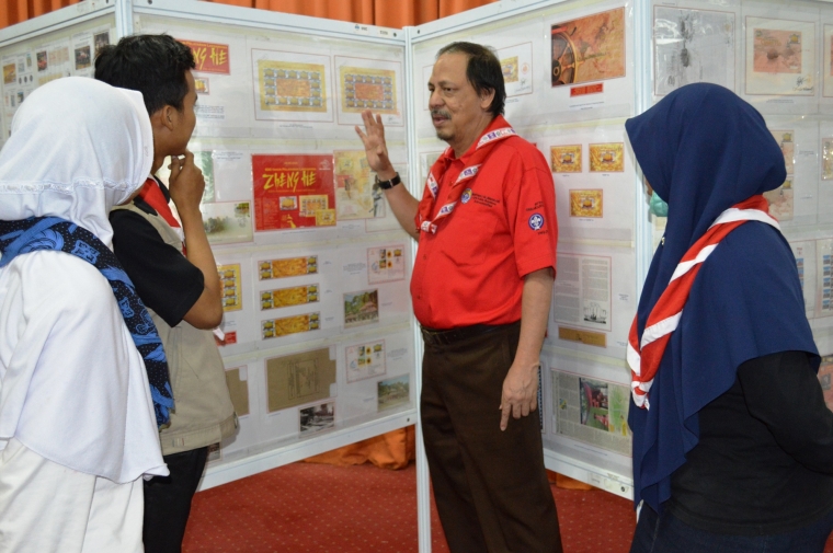 Penjelasan tentang koleksi benda filateli. (Foto: R. Andi Widjanarko, ISJ)