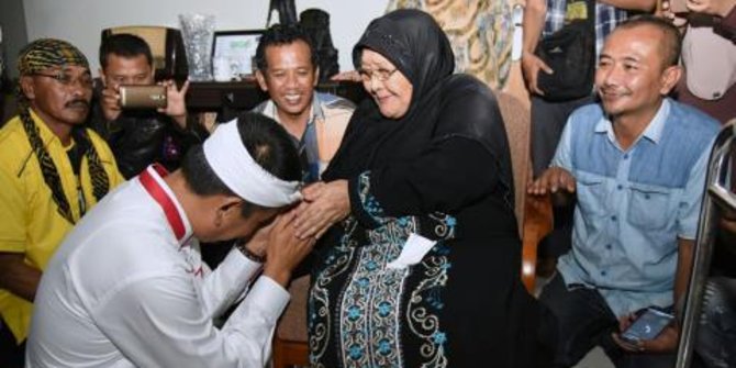 Kang Dedi dan Ibu Amih. Sumber Merdeka.Com