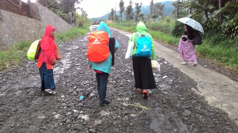 Jalan menuju Bukit Alesano (Dok. Yani)