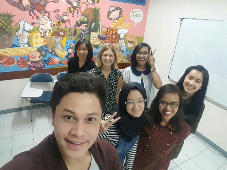 Saya bersama penutur bahasa Perancis, Mademoiselle Marie Barthelot dan teman-teman sekelas kursus di Bandung pada kelas terakhir yang saya ikuti, 25 Januari 2017 (foto: dok.pri.)