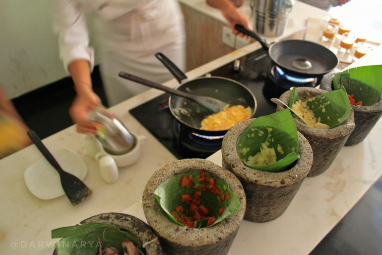 Bumbu Masakan yang Ditelakkan pada Cobek Batu Beralaskan Daun Pisang / dap