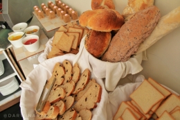 Berbagai macam roti dan cake ditawarkan selama Breakfast / dap