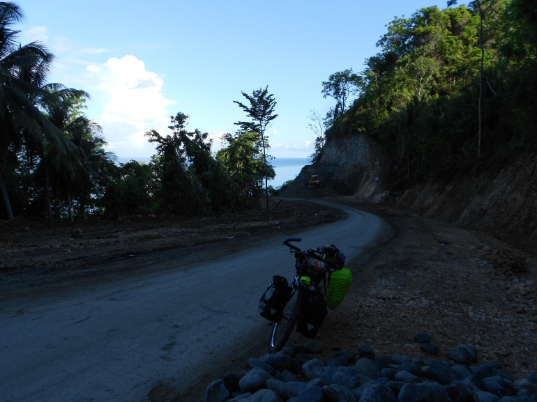 Jalur Trans Sulawesi yang sedang diperbaiki