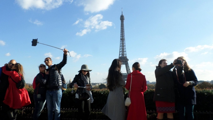 Selfi ria dengan view Eiffel