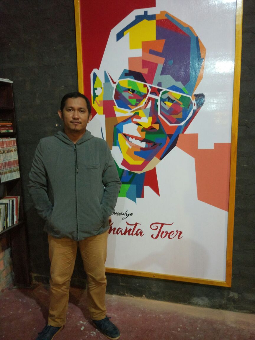 Saat berfoto didepan lukisan sastrawan Pramoedya Ananta Toer di Warung Kopi Bin Laden Tarakan (dokumentasi pribadi)