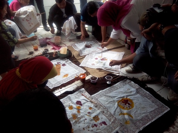 Membatik bersama