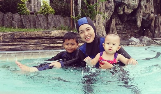 Serunya berenang bersama anak-anak