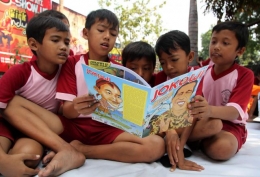 Sejumlah siswa sedang membaca buku. (Foto : http://bem.fk.uns.ac.id)
