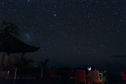 Duduk Santai Sembari Menikmati Malam dengan Jutaan Bintang yang Menghampar di Langit Malam Nyepi di Rooftop Best Western Kuta Beach / dap