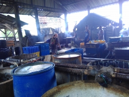 Aktifitas setiap hari para pegawai pabrik tahu di Kampung Cibocil, Desa Sukamanah, Jonggol, Jawa Barat (18/03)