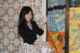 Leonita Julian, fashion blogger mengapresiasi Batik Etnik Tangsel. (Foto: Gapey Sandy)