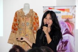 Leonita Julian, fashion blogger menyampaikan presentasinya tentang mode batik masa kini. (Foto: Gapey Sandy)