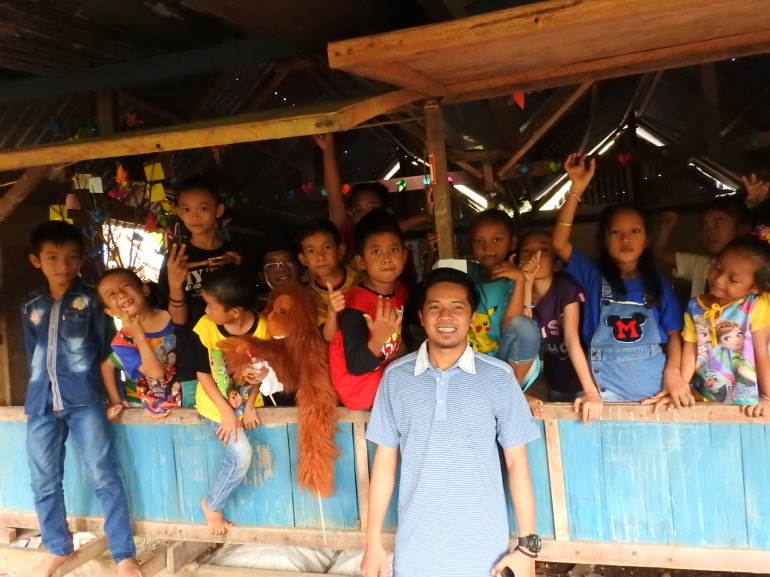 anak-anak sanggar Kelapa Pulau Lakkang beserta ketua pembinanya, berfoto bersama kang Bugi dan si Otan