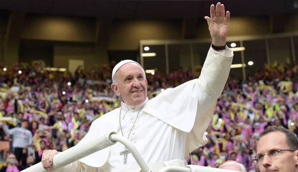 Paus disambut warga pada sebuah kunjungan FOTO: ilrestodelcarlino.it