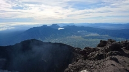 Sebaliknya, ini pemandangan spektakuler Danau Gunung Tujuh dilihat dari puncak Gunung Kerinci (dokpri)