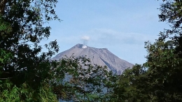 Pemandangan spektakuler gunung Kerinci dilihat dari Danau Gunung Tujuh (dokpri)