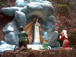 Patung Maria di depan Gereja (Dok Pri)