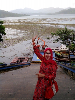 (My wife in action.... Di lokasi Dermaga Jetty di tengah hujan gerimis. Pengunjung yang mau menyeberang menuju pulau di tengah harus melewati enceng gondok yang tampak tumbuh subur di sini / Photo by: Rendra Tris Surya)