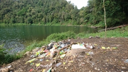 Sampah di sisi Utara danau (dokpri)