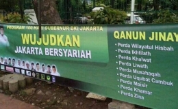 Spanduk Jakarta Bersyariah yang disebut fitnah oleh Anies-Sandiaga (netralnews.com)