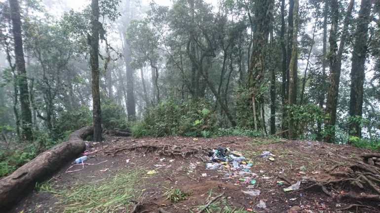 Sampah di puncak gunung Tujuh, di balik semak-semak juga banyak! (dokpri)