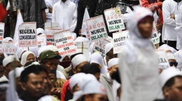 Unjuk rasa massa FPI menunut Ahok dilengserkan dari Gubernur DKI Jakarta, Desember 2014 (Merdeka.com) 