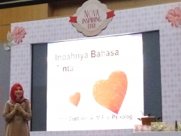 Indahnya bahasa cinta. Psikolog Irma Gustiana menyampaikan perlunya mengenali bahasa cinta dari orang yang terkasih, saat Nova Inspiring Day 2017, di Graha Jala Puspita, Jakarta (dokpri)