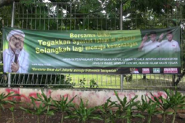 Spanduk bermuatan kampanye hitam ditunjukan kepada pasangan cagub-cawagub DKI Jakarta nomor urut tiga Anies-Sandi Uno terpasang di beberapa titik di Jakarta Timur. Foto/SINDOnews/Komaruddin Bagja A
