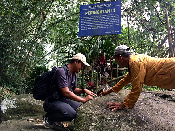 Situs Batu Tapak di Kampung Cileu'eur, Desa Sukaresmi, perbatasan dengan Desa Pasir Eurih