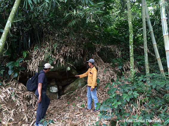 Gua di dekat Batu Tapak yang sering dijadikan sebagai tempat bertapa