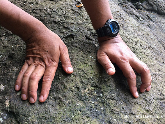 Tapak kaki menjejak di batuan pinggir sungai