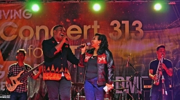 Andmesh tampil dalam konser kemenangannya di Alun-Alun Rumah Dinas Gubernur NTT. (sumber foto: tribunnews.com)