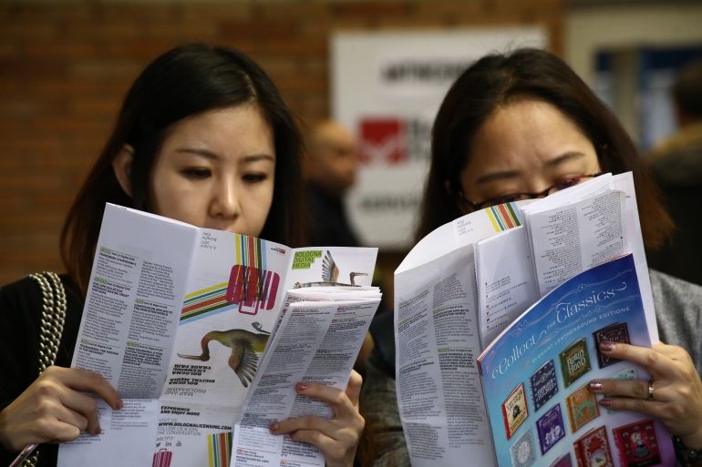 Pengunjung membaca informasi, FOTO: bookfair.bolognafiere.it