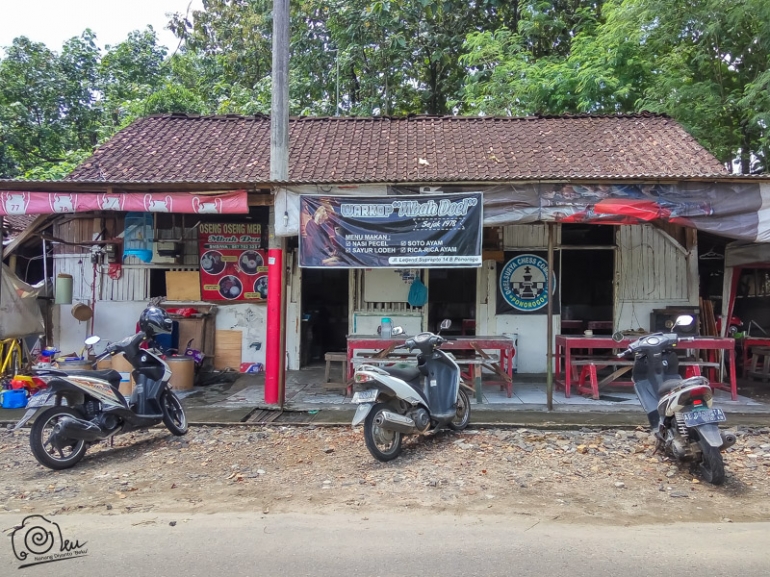 warung sederhana, para siswa yang nongkrong disini sudah banyak yang menjadi pejabat dan pengusaha sukses