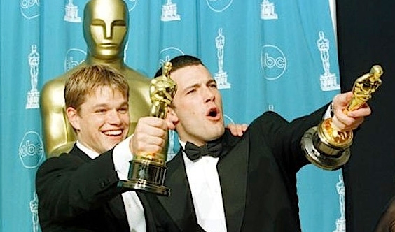 Matt Damon dan sahabatnya Ben Affleck mendapat Piala Oscar pada ajang Academy Award 1997. (credit foto: Los Angeles Times)