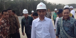 Presiden Joko Widodo saat meninjau pembuatan jalan Trans Sumatera di Lampung. (foto: Arimbi Ramadhiani / Kompas)