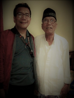 (Sesaat penulis berpose dengan Bapak Saimi yang kini berusia 82 tahun itu, sebelum kami pamit kembali ke Bandung / Photo by: Farida Rendra)