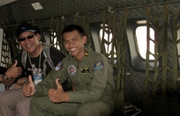 Dokumen pribadi. Foto bareng dengan Letnan penerbang Helmi, salah satu pilot pesawat CN 235 versi milter. Ternyata masih muda usianya