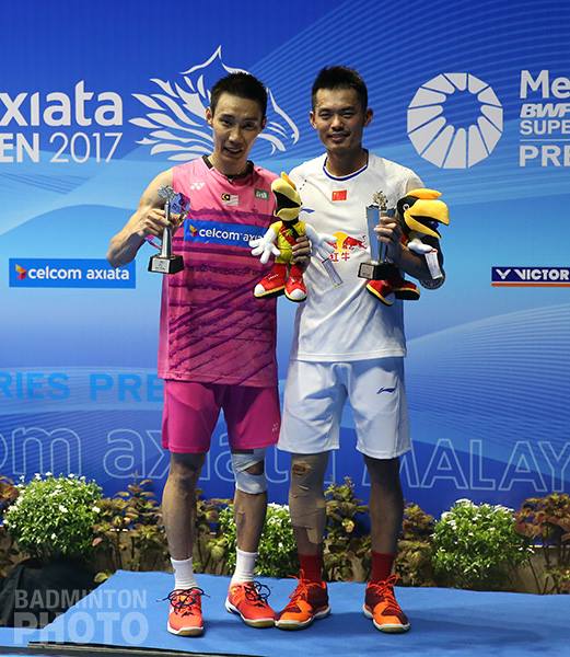 Lee Chong Wei dan Lin Dan di podium juara Malaysia Open Super Series 2017. (sumber foto: BadmintonPhoto)
