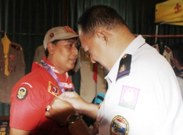 Kak Andi Widjanarko mendapat lencana "Good Deed" dari Thailand. (Foto: Indonesia Scout Journalist)