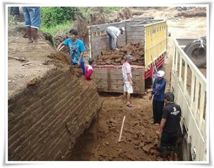 Struktur bata kuno dari masa Kerajaan Majapahit yang akan dinaikkan ke atas truk (Foto: Deni Indianto)