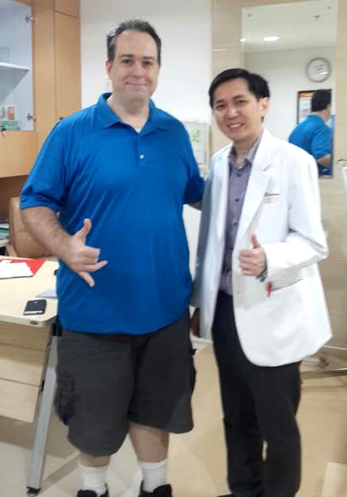 Darren Mitchel Carter, pasien WNA bersama Dr Handy Wing SpB sebelum dilakukan Operasi Bariatric Surgery. Berat badan Mitch sebelum operasi 143 kg. (Foto: Dokpri. Dr Handy Wing SpB)