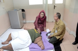 Bupati Karawang dr Cellica Nurrachadiana beserta Kepala Dinas Kesehatan dr Yuska Yasin mendampingi Arya Permana penderita severe obesity. (Foto: karawangkab.go.id)
